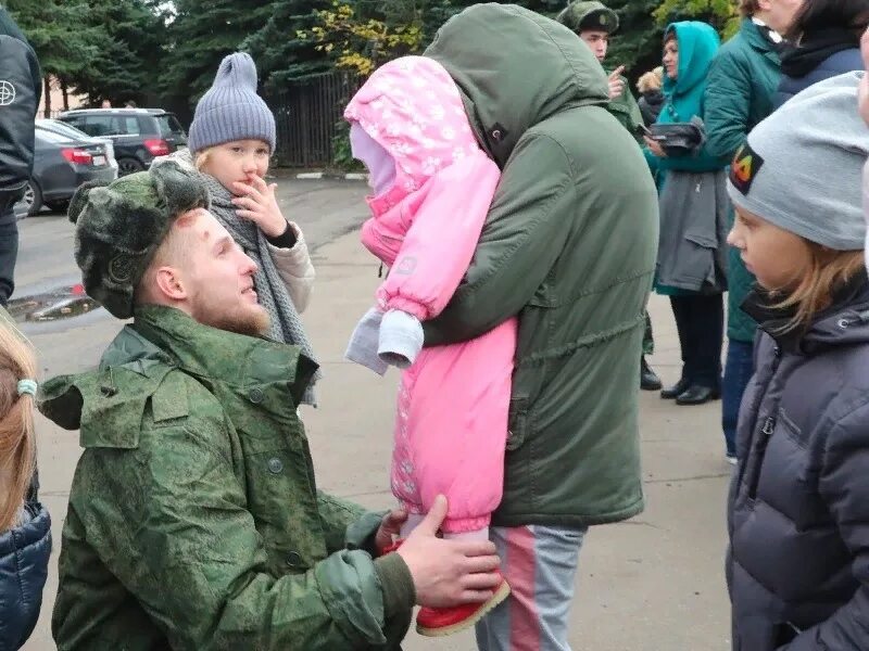 Дети мобилизованных. Многодетная семья мобилизация. Мобилизованный прощается с ребенком. Мобилизация отцов с тремя детьми. Многодетный отец мобилизация сегодня