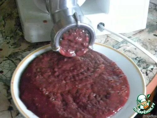 Через мясорубку добавить соль. Печенка через мясорубку. печень через мясорубку. говяжья печень через мясорубку. тесто через мясорубку.