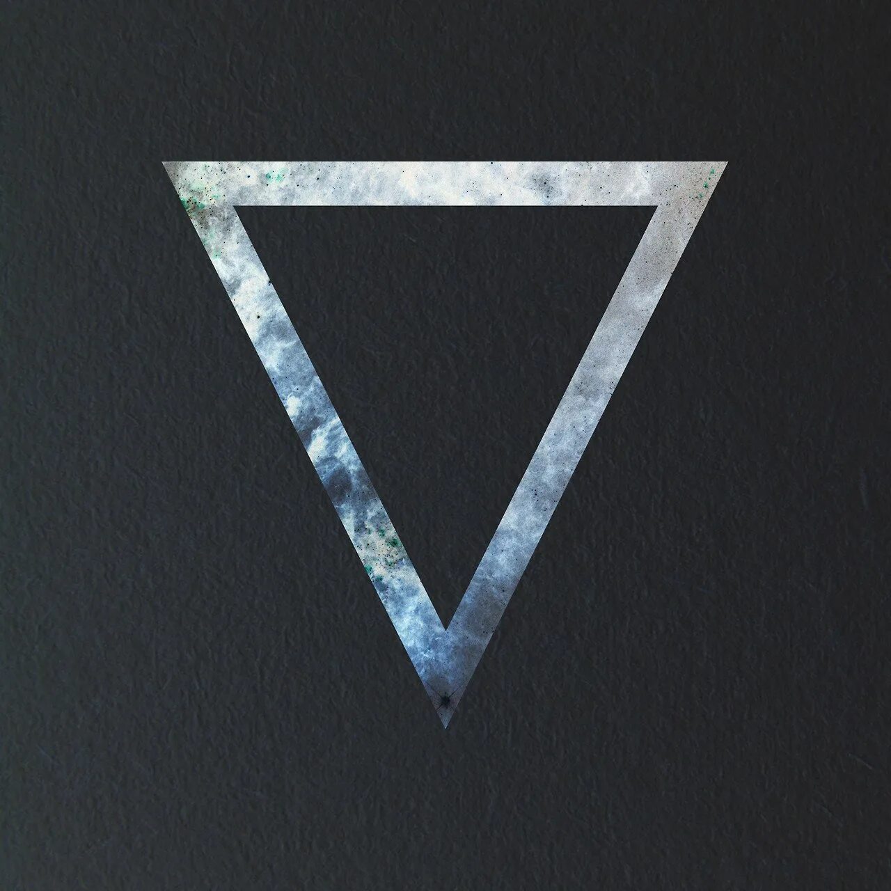 Перевернутый треугольник. Перевернутый треугольник символ. Треугольник вниз. Логотип перевернутый треугольник.