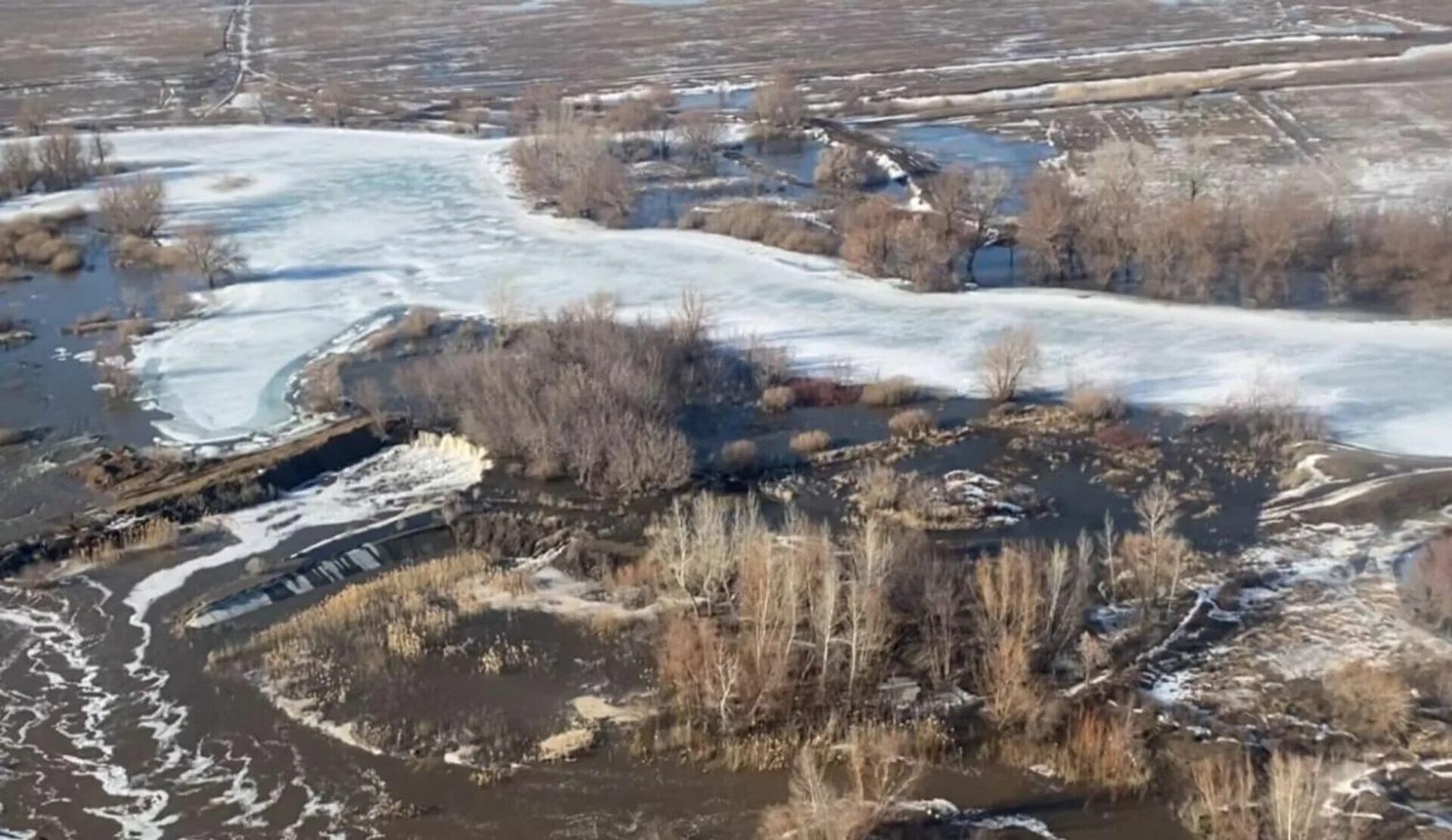 Наводнение в казахстане уральск. Половодье в Уральске сегодняшний. Паводок. Весенний паводок. Начало весны фото.