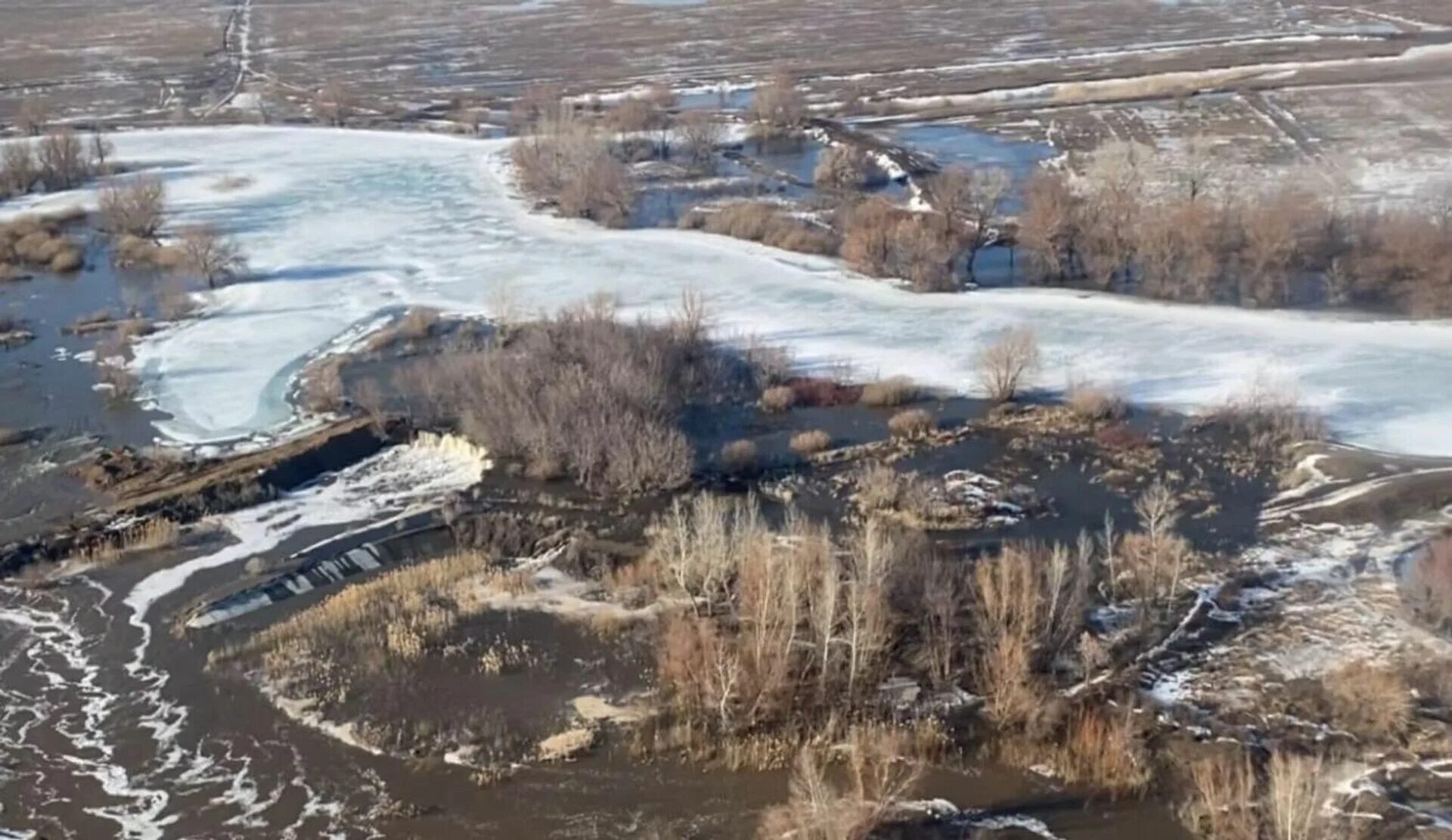 Подтопление уральска сегодня казахстан. Половодье в Уральске сегодняшний. Паводок. Весенний паводок. Начало весны фото.