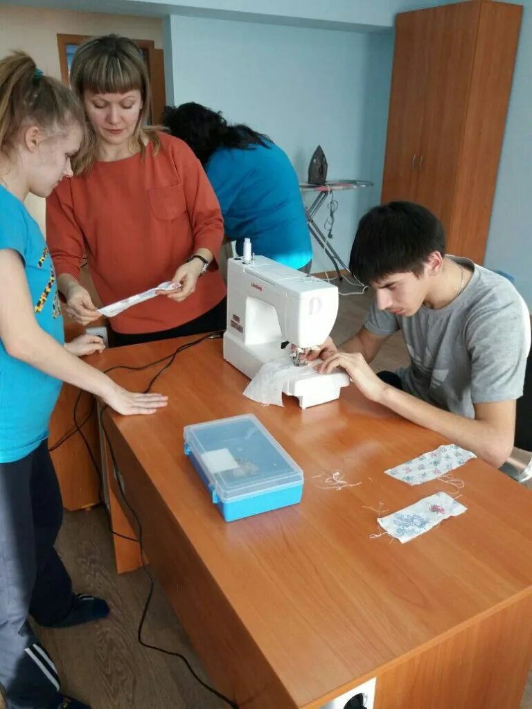 Технолог в швейный цех. Колледж легкой промышленности специальности. Профессии легкой промышленности швейной. Омский колледж легкой промышленности. Профессия технолог швейного производства.