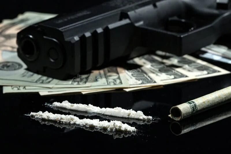 Деньги оружие машины. Оружие и наркотики. Оружие наркота. Стволы и деньги.