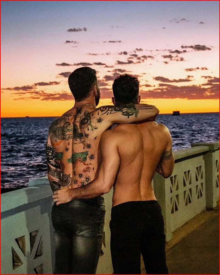 дин сэм винцест 18 +. молодые парни знакомятся с мужчинами. винчестеры сверхъестественное дестиэль. супернатурал дестиэль. два парня в обнимку.