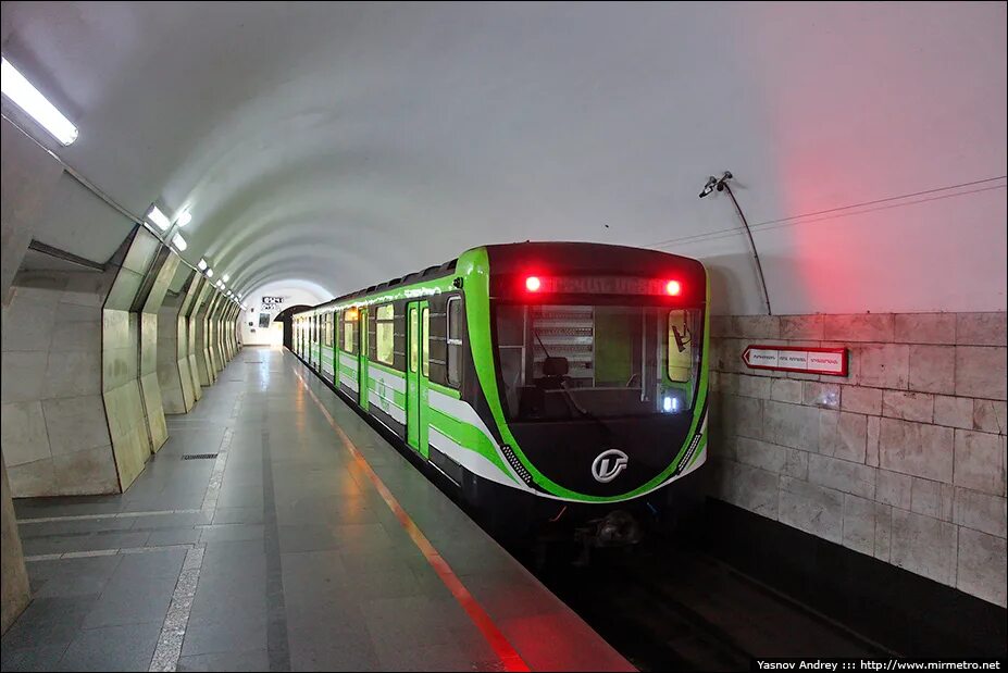Армянское метро. Вагон метро еревана. 81-717.5 ереван. ереван метрополитен горцаранаин. поезд метро еревана.