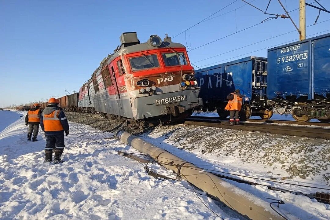 Новосибирск 18 ноября. Российские поезда. Грузовой поезд. Локомотив поезд. Поезд на станции.