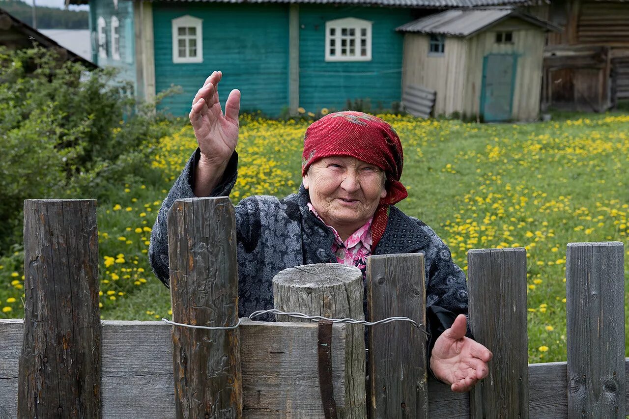 Люди переехавшие в деревню. Пенсионеры в деревне. Бабушка в деревне. Бабуля в деревне. Люди в деревне.