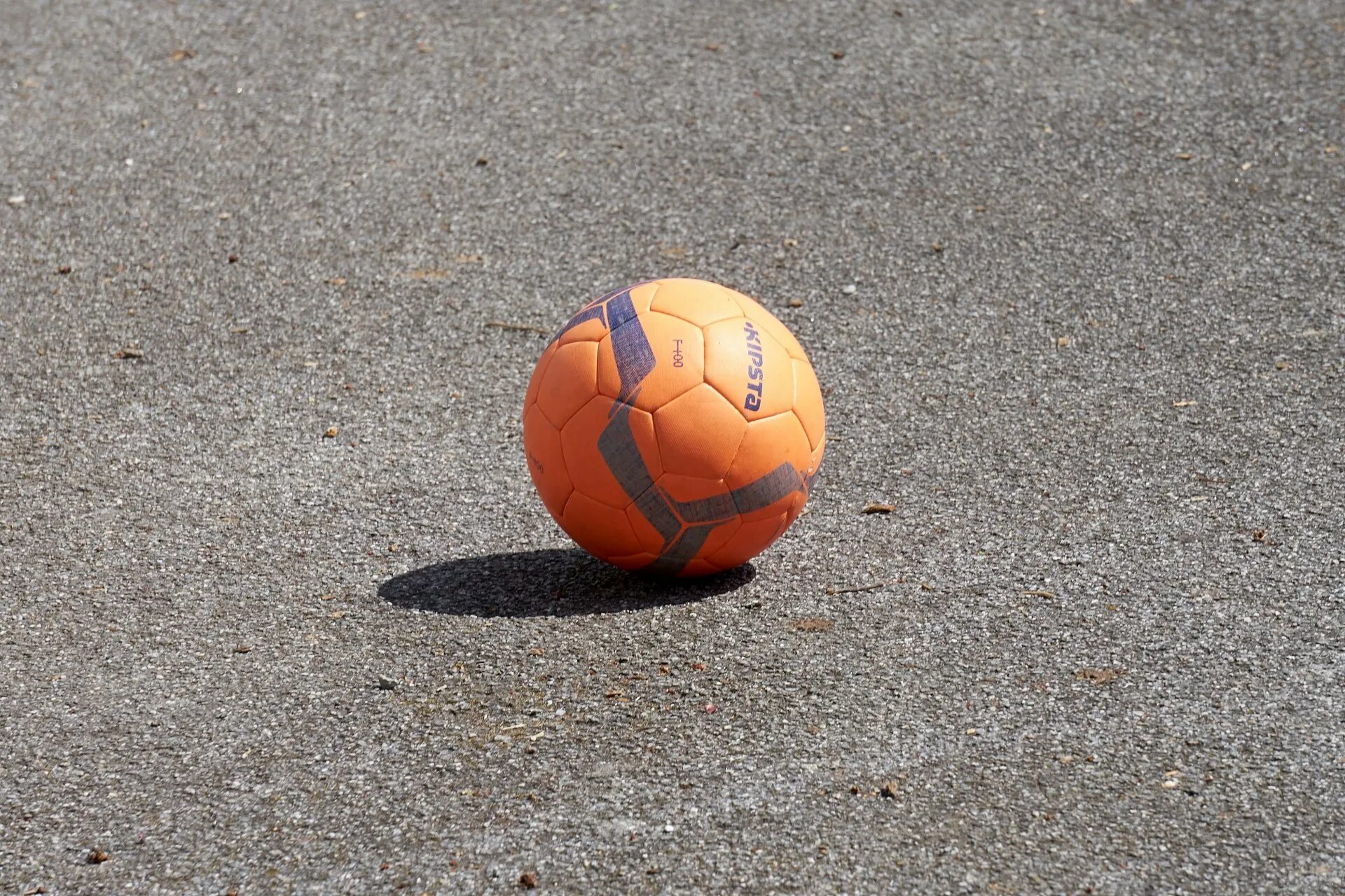 Мой весёлый звонкий мяч. Жонглирование мячом дети. Мяч challenge 1966 england. Почему мяч всплывает. Футбольный мяч.