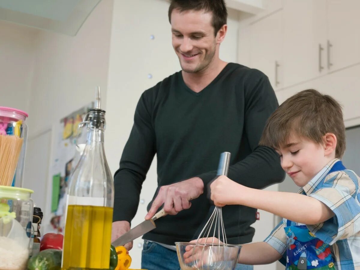 Plan cook. Помогать маме по дому. Мальчик и домашние дела. Папа с детьми на кухне. Ребенок помогает папе.