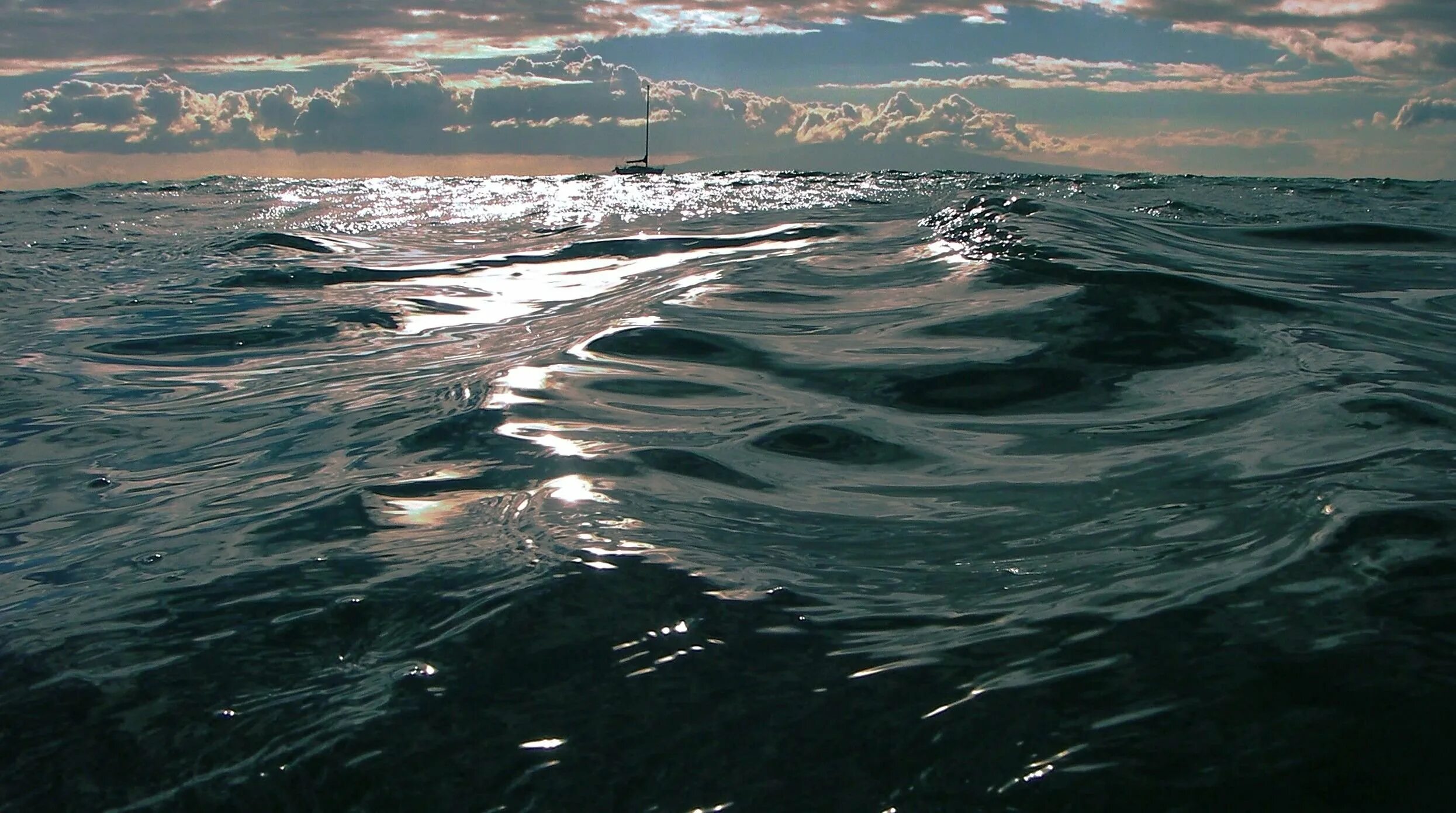 Какая вода в черном. Море вода темная. черное море вода. черное море темная вода. черное море черная вода.