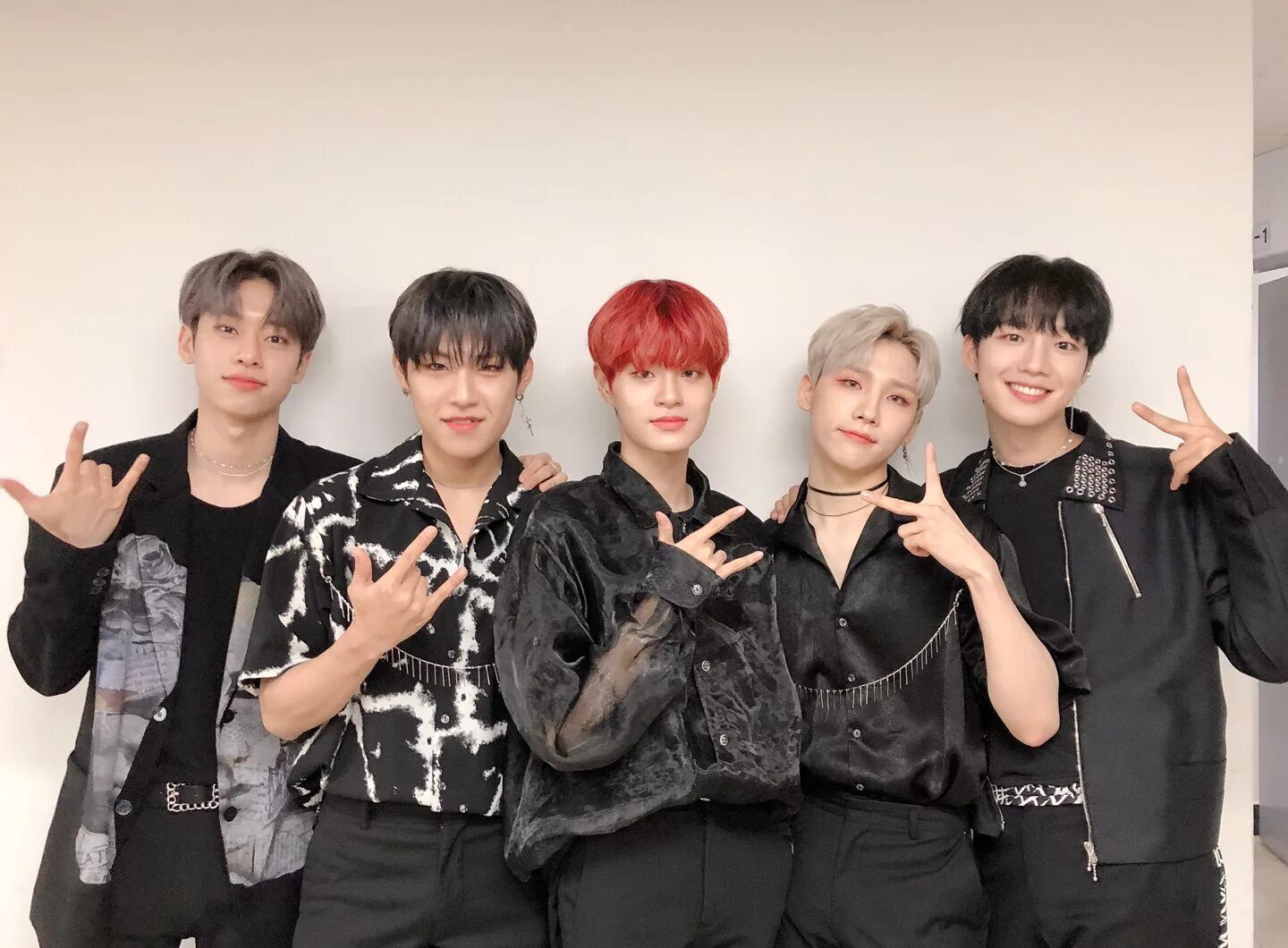 Кпоп группы в москве. Кпоп группы в москве. Группа stray kids 2022. Корейская группа ateez участники. K pop группа ateez.
