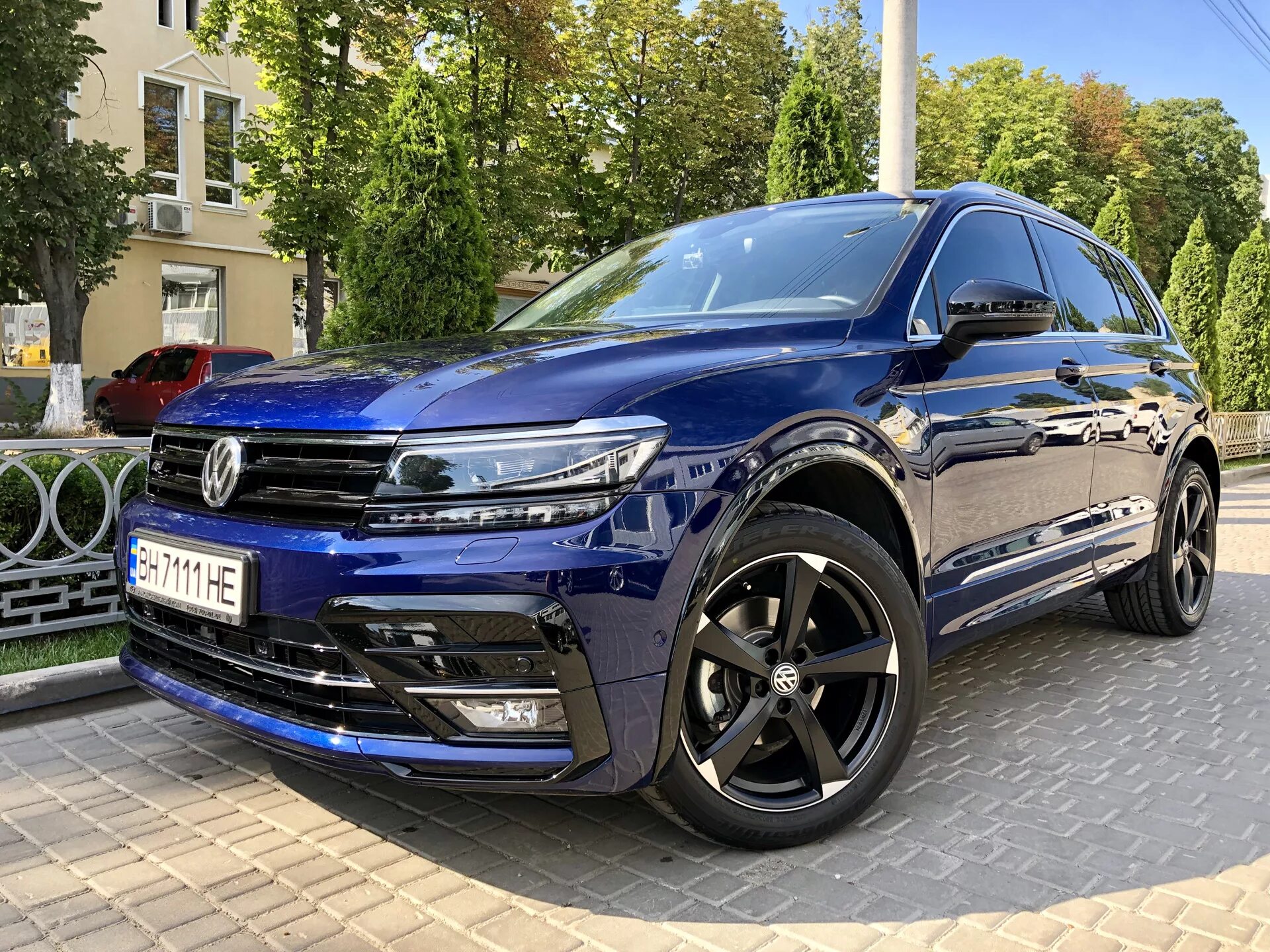 Volkswagen Tiguan r-line 2018 синий. Tiguan 2 обвес r-line. Volkswagen Touareg 1 обвес r line черный. Обвес Volkswagen Tiguan r-line.