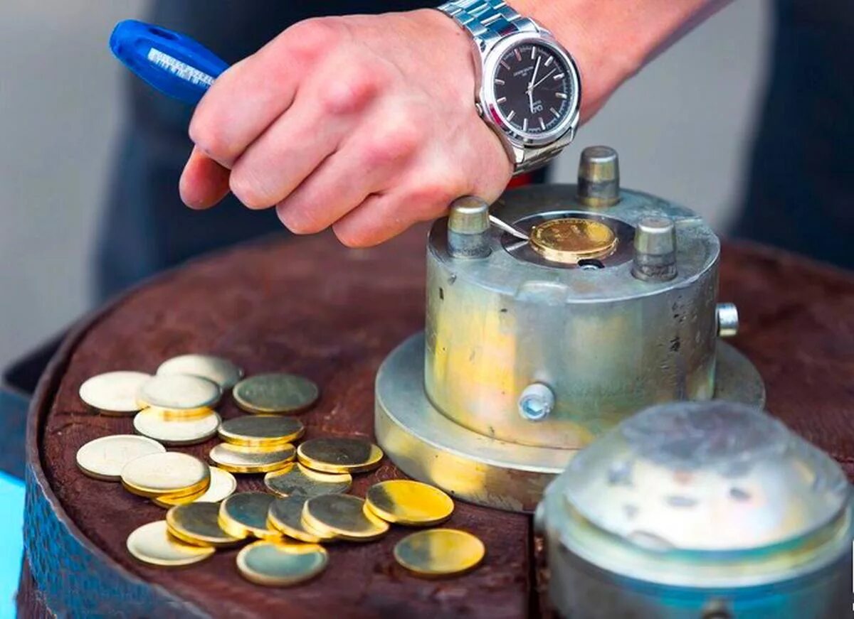 Заглушка из монеты. Брелок шарик из монет. Согнутая монета. Чеканка монет из фольги. Самодельное кольцо из монеты.