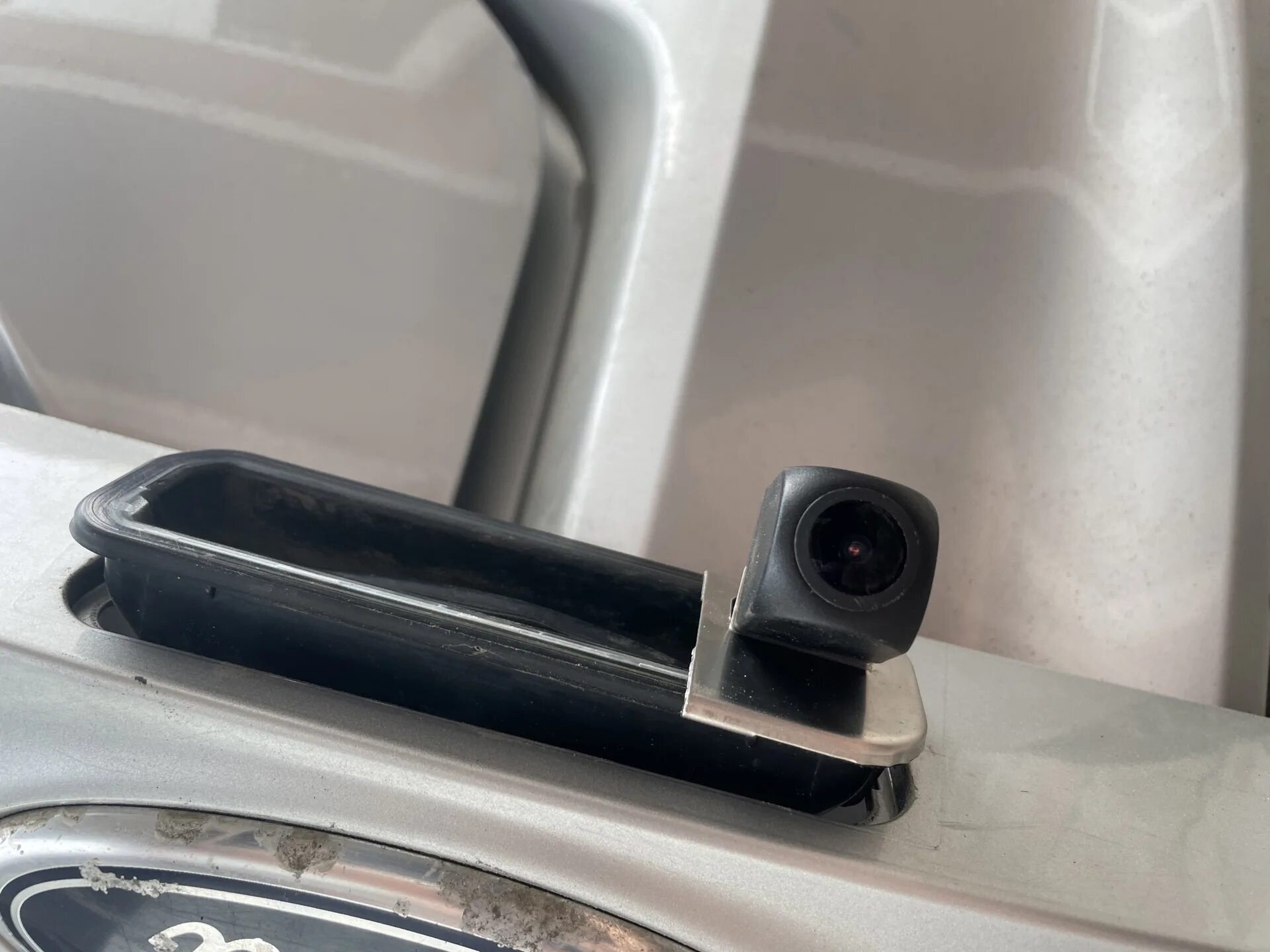 Кронштейн для задней камеры. Кронштейн для задней камеры. Кронштейн для задней камеры. Кронштейн камеры заднего хода. Кронштейн для задней камеры.