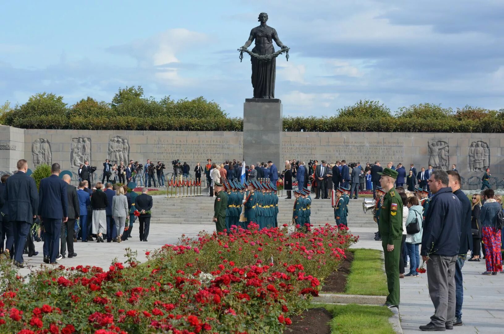 Мемориал на Пискаревском кладбище в Санкт-Петербурге. Мемориал на Пискаревском кладбище. Мемориальный комплекс на Пискаревском кладбище в с-Петербурге. Пискаревское кладбище блокада Ленинграда.