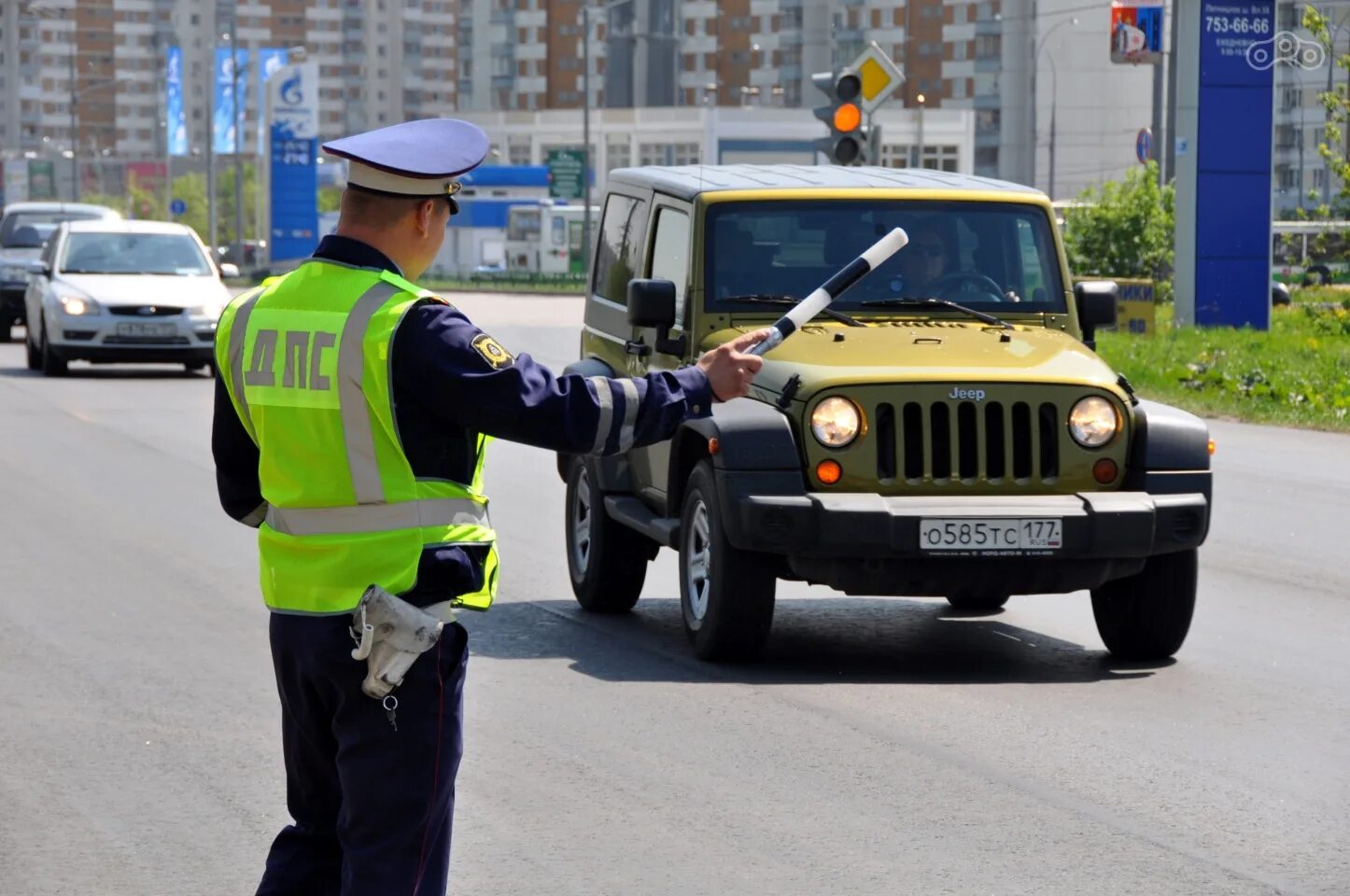 Полицейский остановил автомобиль. Дорожная полиция. Гаишник. Гаишник останавливает машину. Гибдд внесла изменения