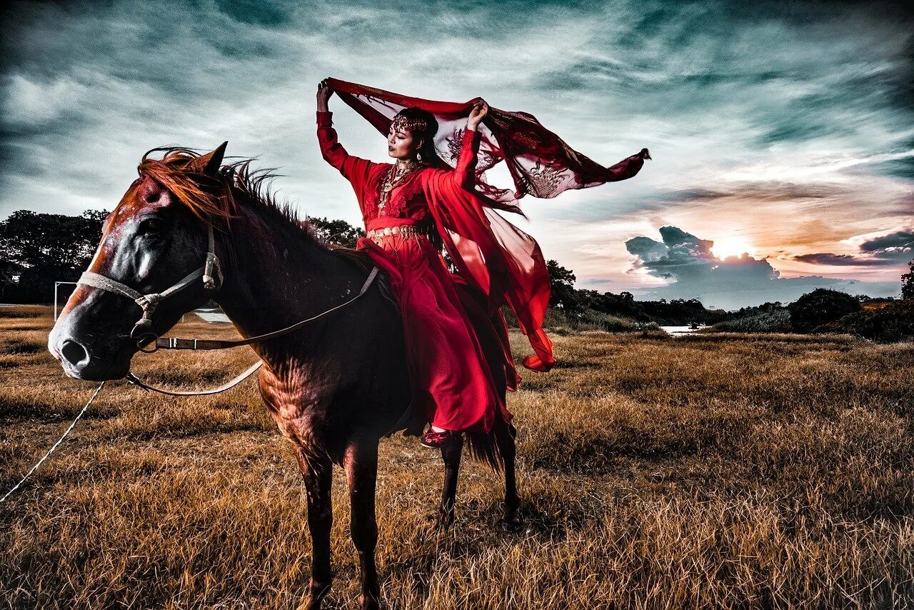 Казахский джигит на коне. Девушка с лошадью. Девушка на коне. Казахские девушки на лошадях.