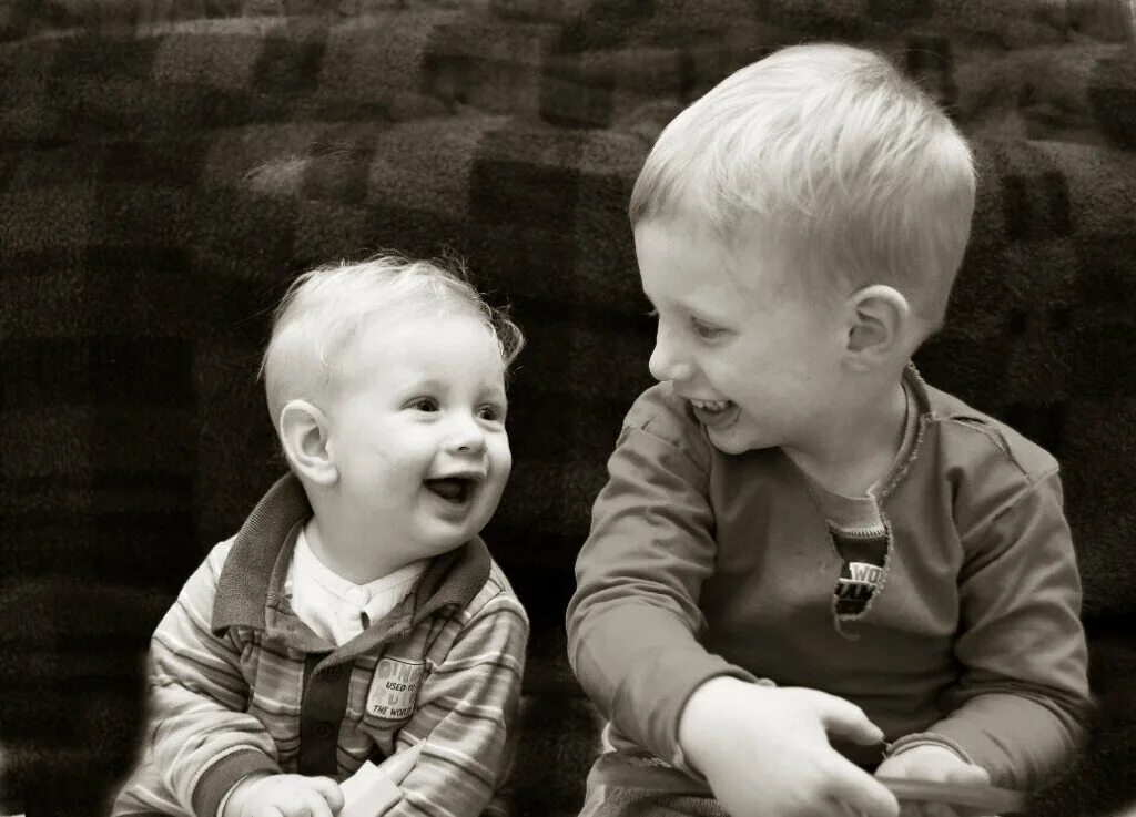 Научила братика. Старшие и младшие дети. Брат. Старший ребенок в семье. Научила братика.