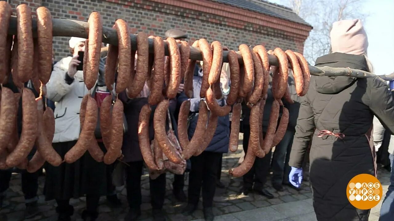 Длинные колбаски. Праздник длинной колбасы в Калининграде. Длинная колбаса. Длинная сарделька. Очень длинная колбаса.