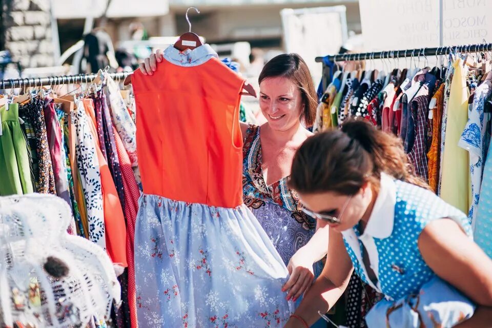 Девушка продает платье. Продающие фотографии одежды. Ищу одежду. Продам одежду. Фото одежды для продажи.