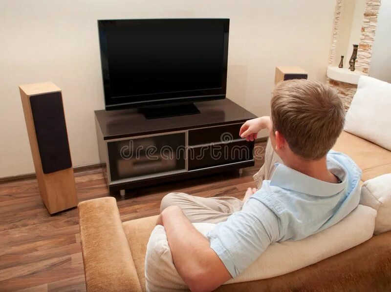 Включи телевизор олега. Человек перед телевизором. Лежит перед телевизором. Валяется перед телевизором. Дети на диване перед телевизором.