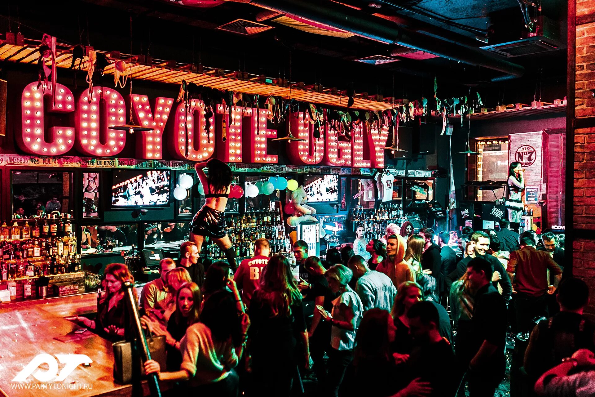 вечеринка в питере. танцы в клубе. бар дикий койот в москве. люди танцуют в баре. ночной клуб акакао спб.
