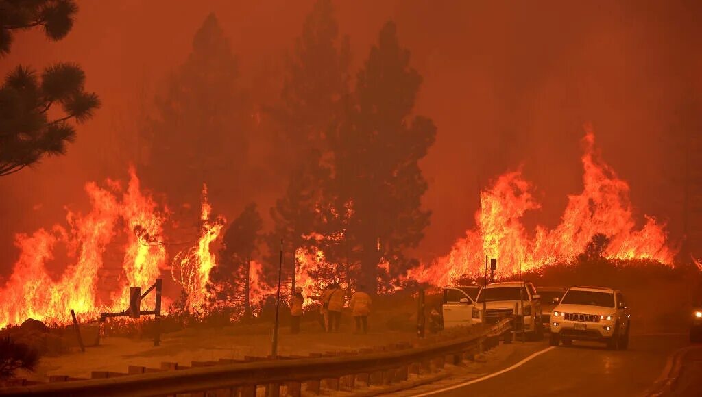 Лесные пожары в США. Bonfire near Lake.