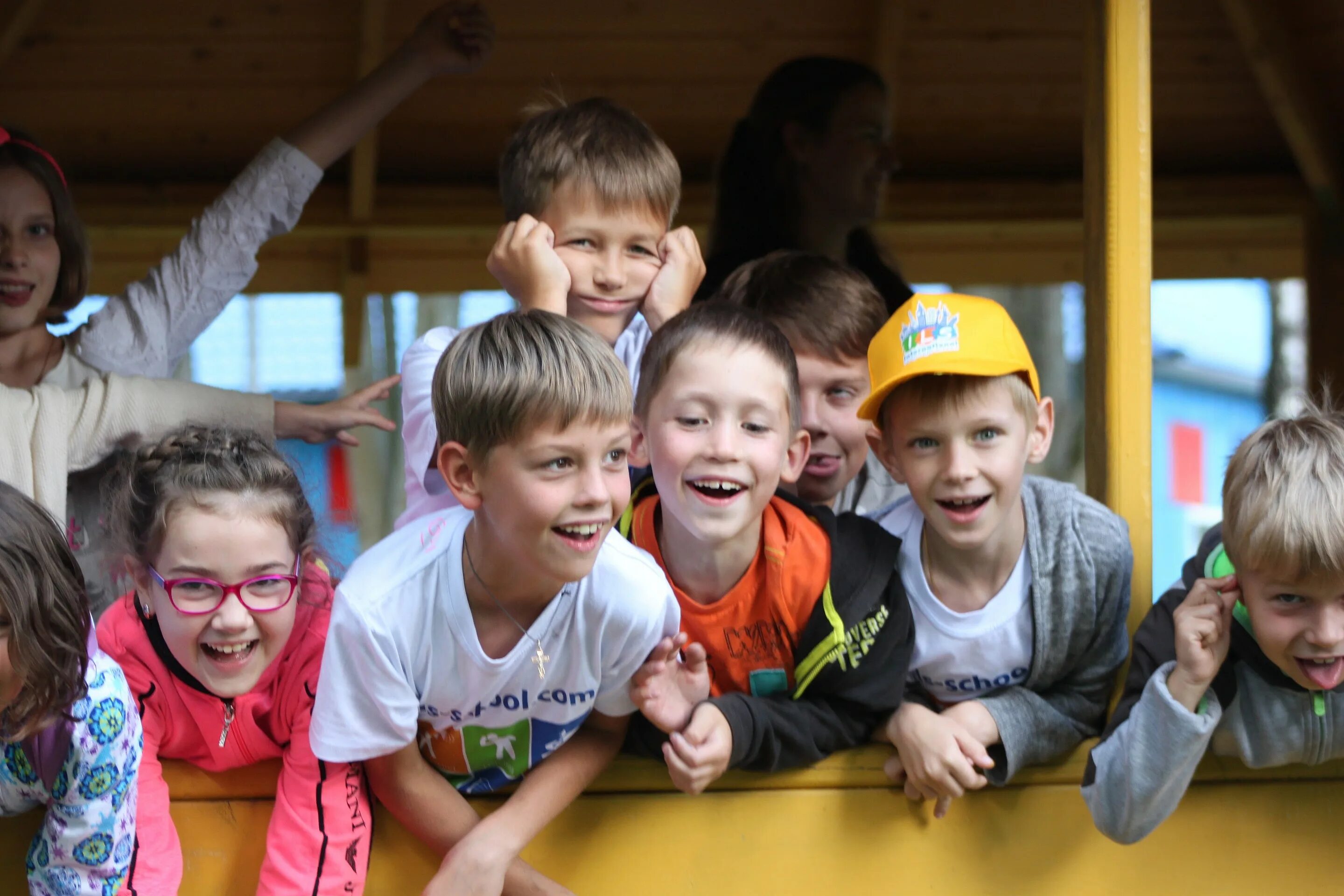 Child camping. Детский лагерь. Летний языковой лагерь. Дети в лагере. Летний лагерь для детей.