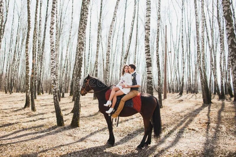 Women riding men. Девушка с лошадью. Вдвоем на лошади верхом. Прогулка на лошадях вдвоем. На лошадях покататься вдвоем.