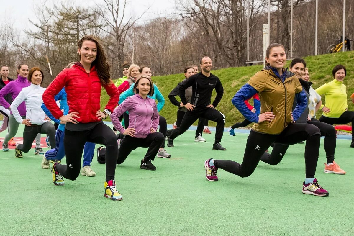 Занятие спортом на улице. Молодежь занимается спортом на улице. Групповой спорт на улице. Социальный спорт. Спортивная улица 21