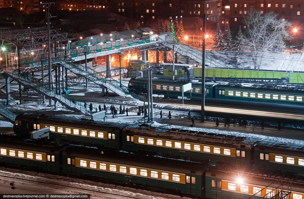 Вокзал челябинск екатеринбург. Новосибирск ЖД вокзал перрон. Перон ЖД вокзал Новосибирск. Вокзал Челябинск перрон. Новосибирск ЖД вокзал ночной.