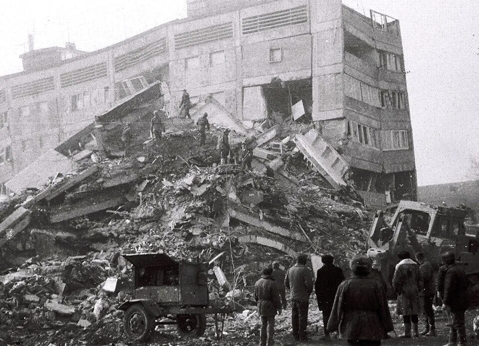 Землетрясение в петербурге. Ленинакан землетрясение 1988. кировакан землетрясение 1988. гюмри землетрясение 1988.