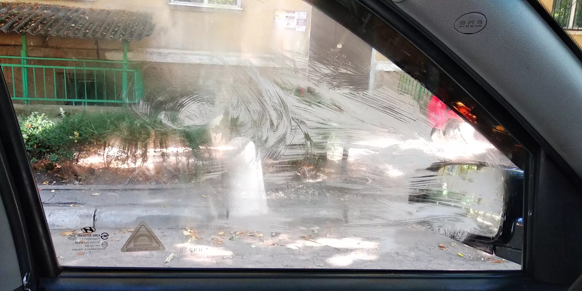 Машина запотевает в дождь. Запотевшие стекла автомобиля. Антизапотеватель лобовое стекло. Запотевшие окна в машине. Потеют окна в машине.