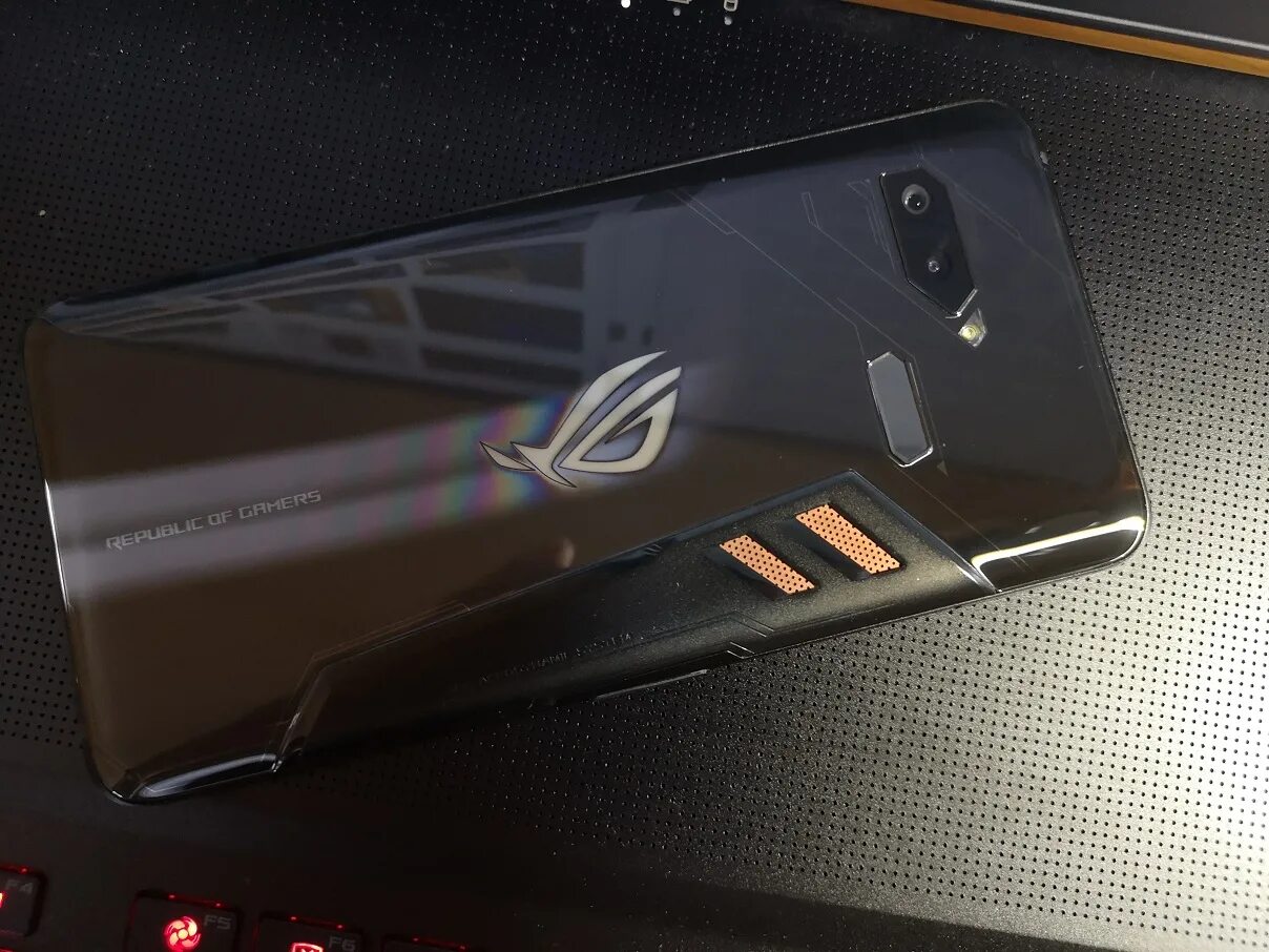 Rog phone дата выхода. Asus rog phone 2. asus rog phone 5 комплект. rog phone 5s 18/512 гб. rog phone 2 разъемы.
