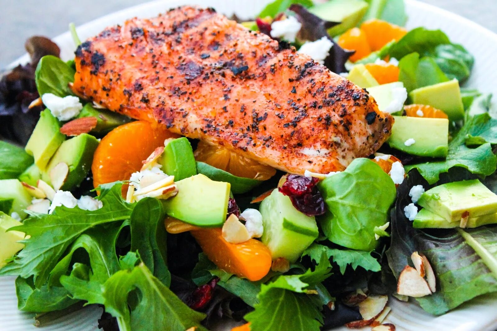Salmon Salad. Рыба с овощным салатом. Семга на гриле с овощами. Салат с лососем гриль. Салат из овощей на гриле