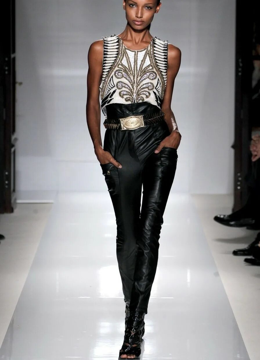 Кожаные куртки 2023 женские тренды. Девушки в клжанной одежде. Кожанка 2021 gucci. Тотал лук боттега венета кожаный. Девушки в кожаных костюмах.