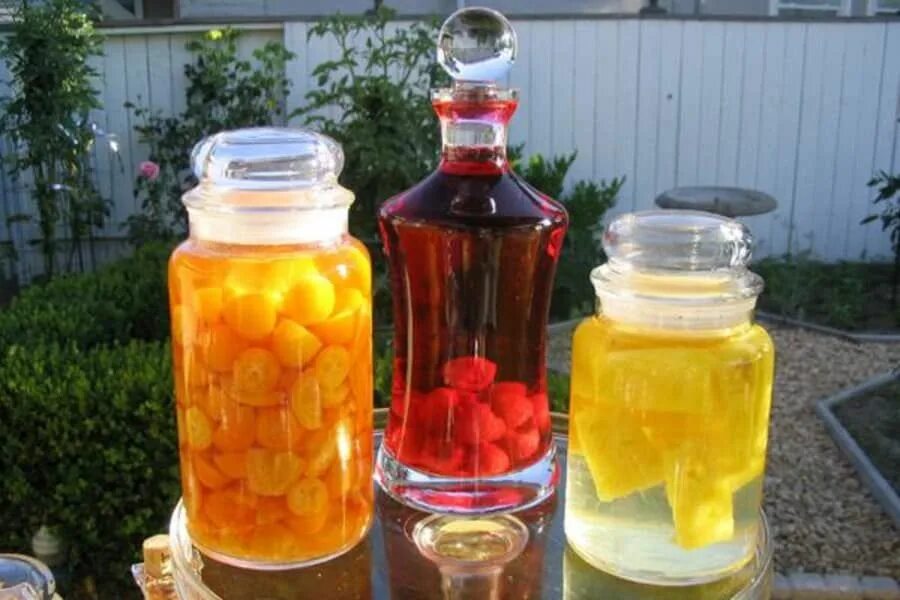 Фруктовый самогон. Этикетка на бутылку самогона. Фруктовый запах сахарного самогона. Фруктовые настойки. Кальвадос из самогона на яблоках.