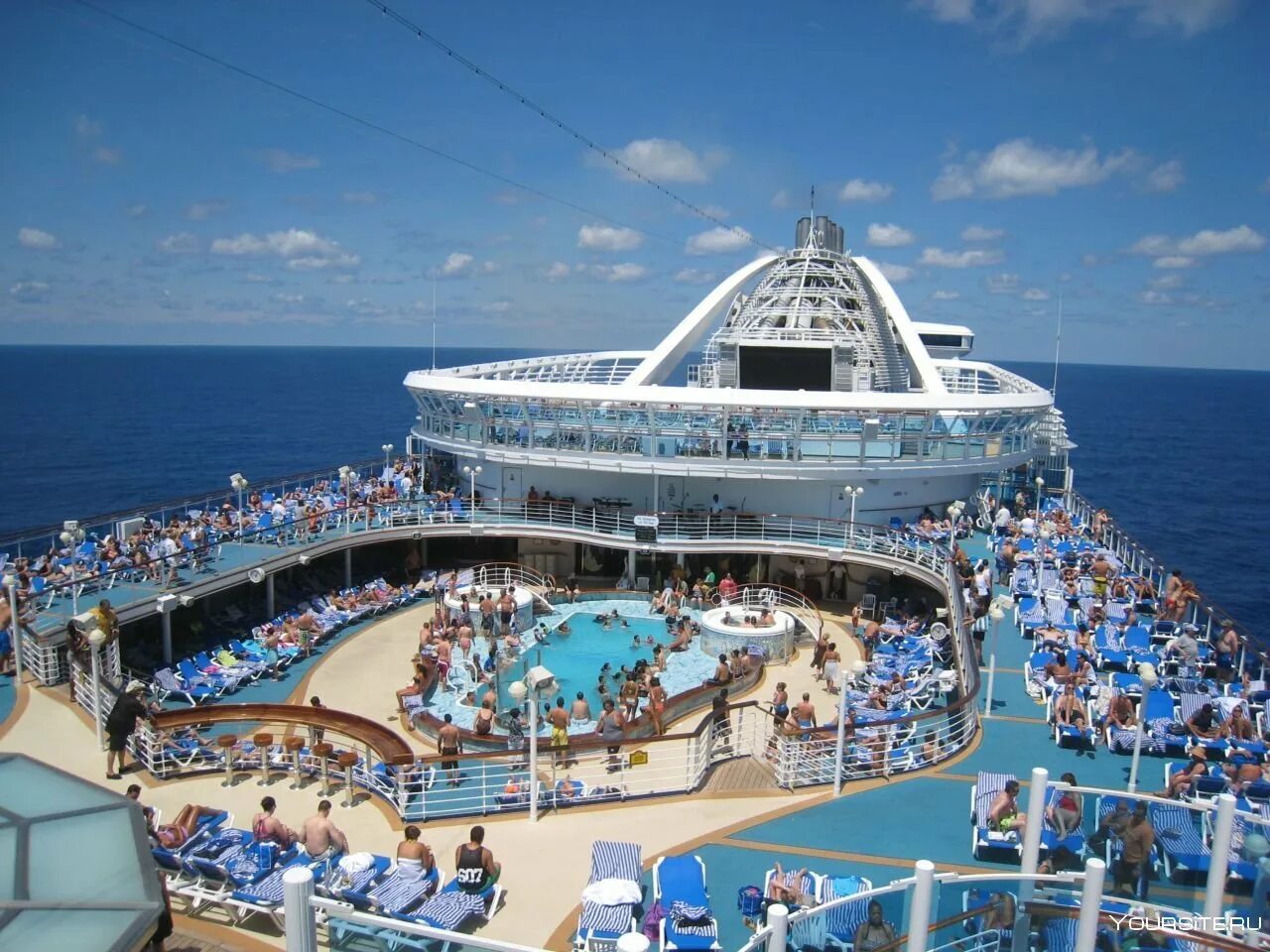 Лайнер msc fantasia. Seabourn quest лайнер. Лайнер морской круиз. Теплоход магнифика. Круизный порт роатан.