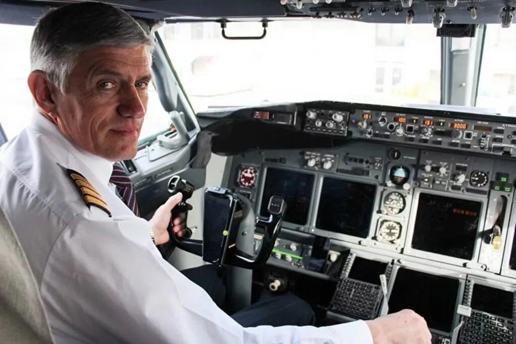 Квс командир воздушного судна. Дамир юсупов ургант. Пилот профессия. Капитаны воздушных судов. Капитаны воздушных судов.