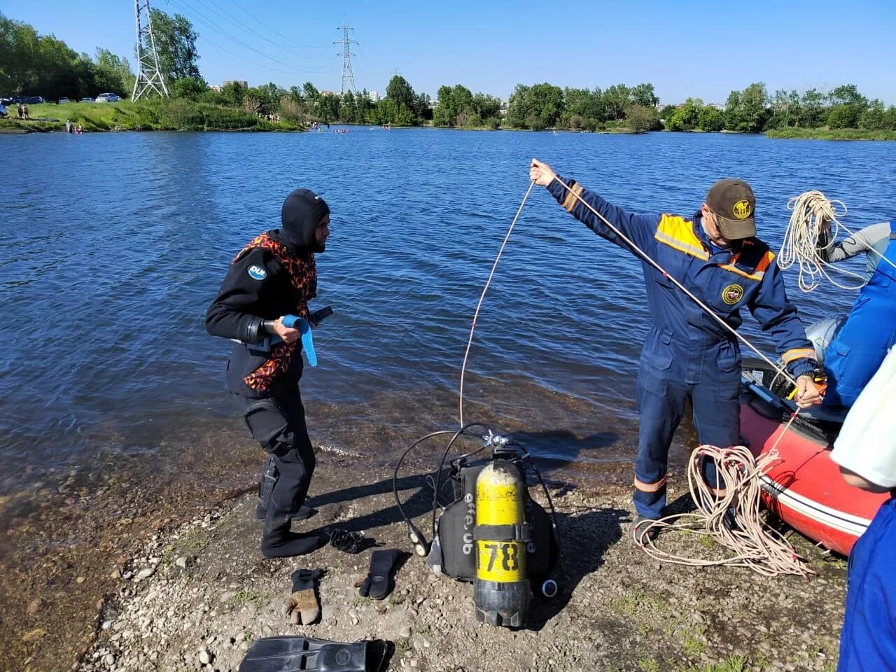 Водолазы. Опасные озера. Спасатели на воде.