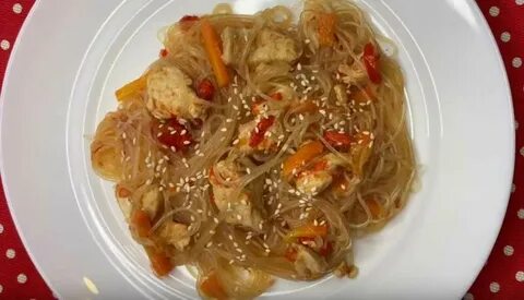 Горячее блюдо с фунчозой и курицей
