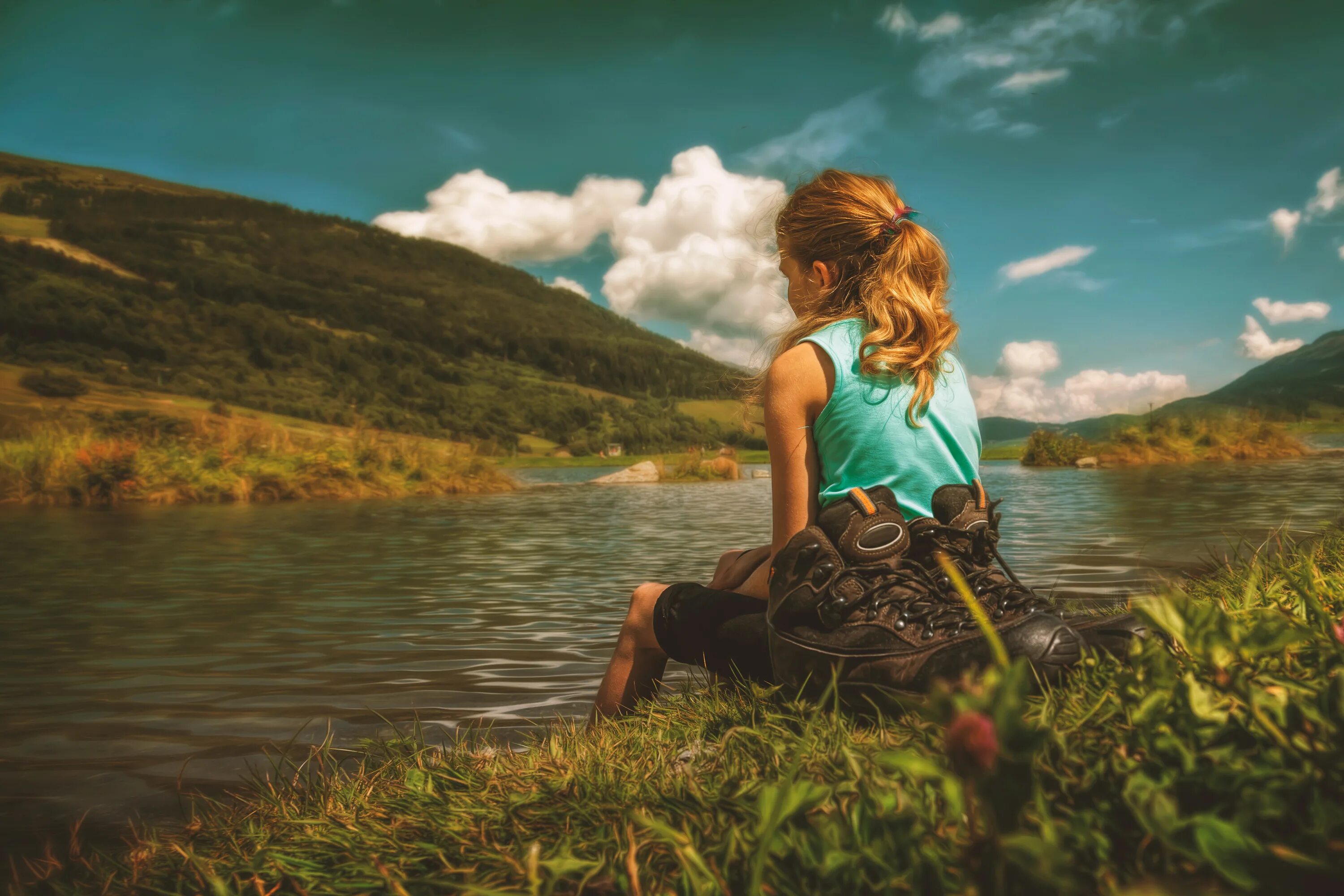 Девушка у реки. Девушка на природе. Женщина на берегу реки. Фотосессия на берегу озера. Красоту сидели люди