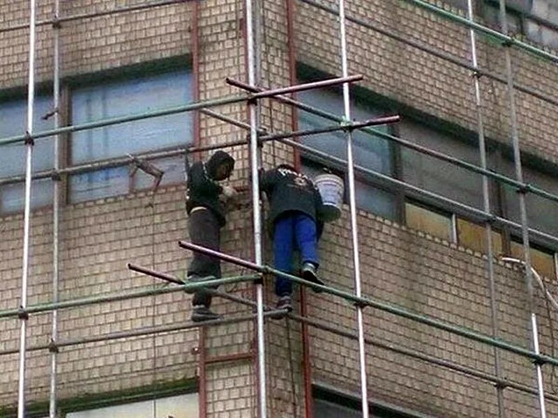 Китайский сварщик. Нарушение техники безопасности на стройке. Нарушения техники безопасности на строительной площадке. Нарушение техники безопасности. Леса строительные строитель.