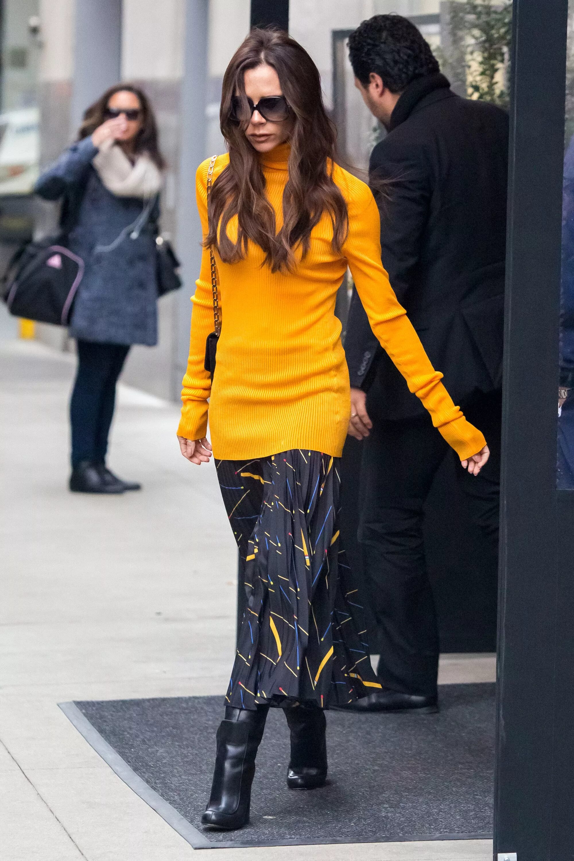 Стиль виктории бекхэм. Виктория бэк хам стиль. Платья в стиле виктории бекхэм. Виктория бекхэм стиль в одежде. Victoria beckham стиль.