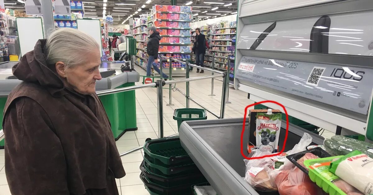 Бабка в магазине. Бабушка на кассе. Бабка на кассе. Старушка в магазине. Бабушка в магазине.