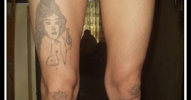 Женщины в зоновских наколках. Девушка с зоновскими наколками. Зоновские тату у женщин. Женские тюремные наколки. Женские тюремные наколки.