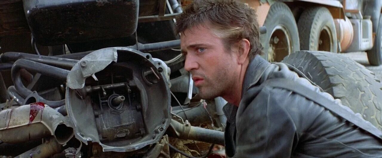 Мэл гибсон безумный макс 2. Макс из игры мэд макс. Мэл гибсон безумный макс 2. Mad max 2 дата. Mad max 2 дата.