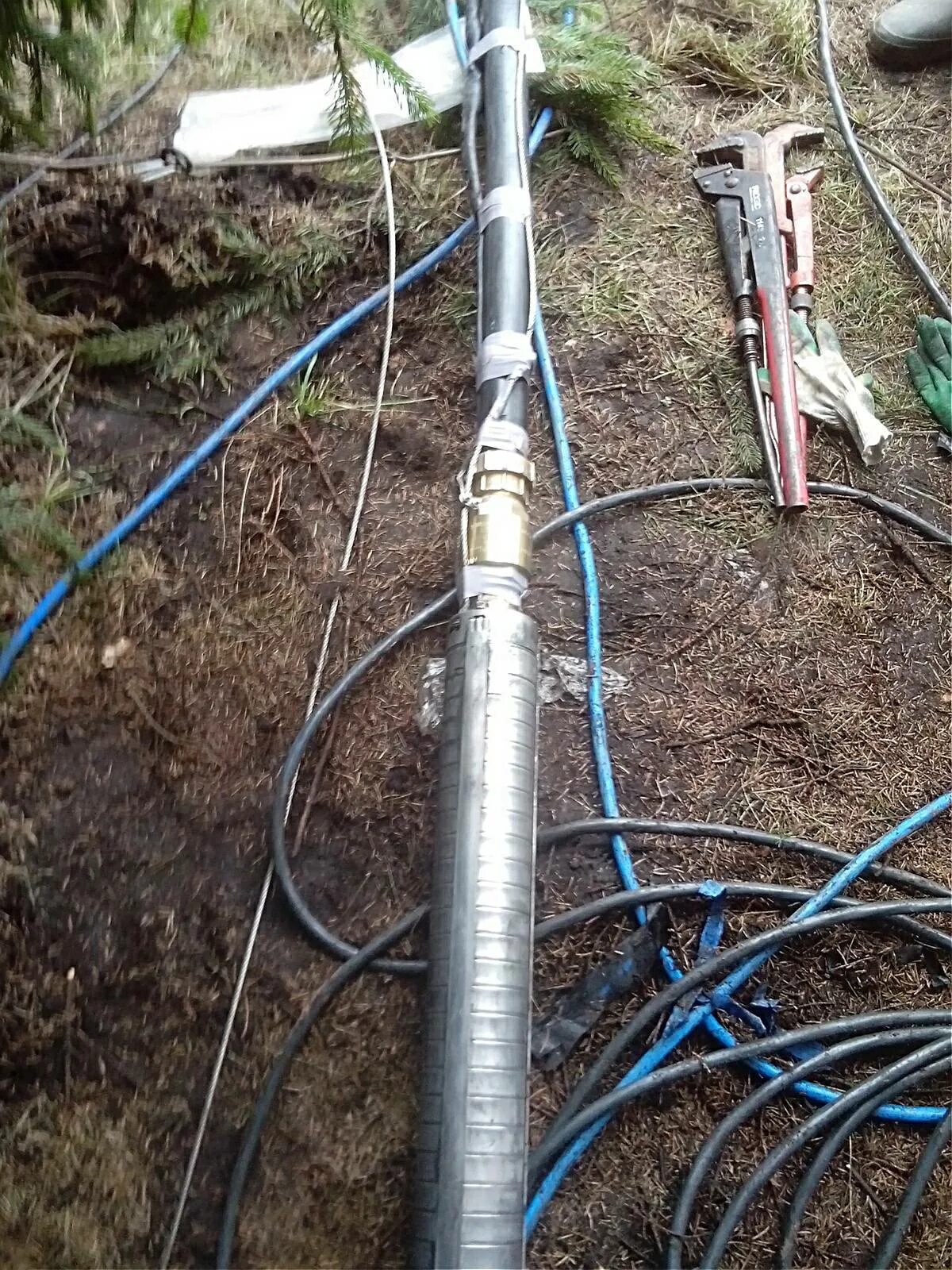 Монтаж погружной. Монтаж погружной. Кнс канализационные насосные станции grundfos. Скважинный адаптер на обсадную трубу в кессоне. Скважинный насос в скважине.