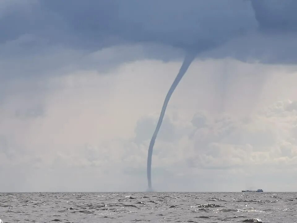 Смерч на море. Рыбинское водохранилище Торнадо. Черном море смерч, Торнадо. Смерч на Рыбинском водохранилище. Торнадо Торнадо в Ярославле.