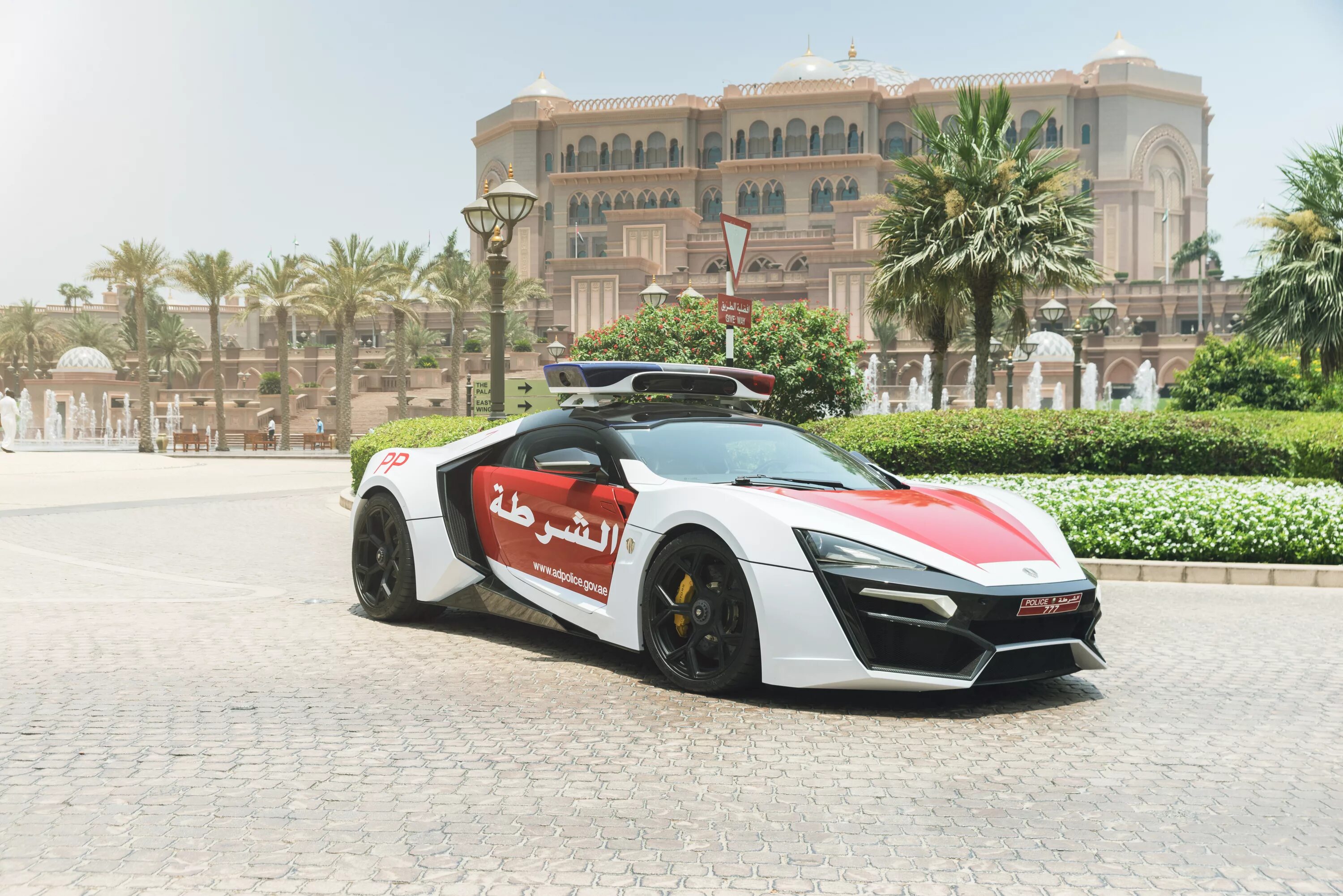 Uae cars. Lykan Hypersport, Абу-Даби. Полиция Дубая Ликан. Lykan Hypersport, Абу-Даби шейха. Lykan Hypersport Police.